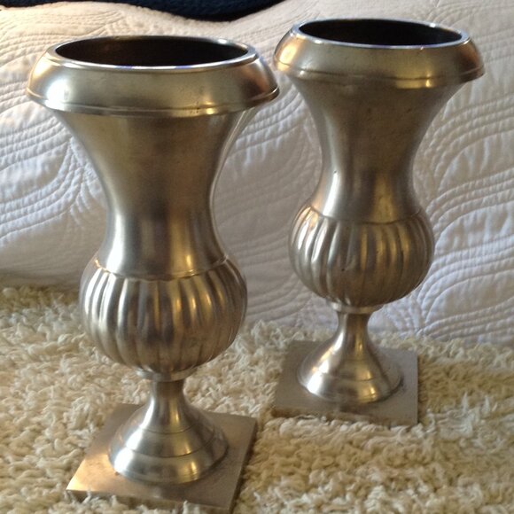 VTG 2 Urns/Planters decorative, Metal Urns/Vases Cast/Spun Aluminum, Gothic chic - Picture 1 of 5